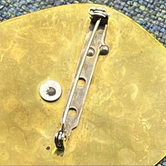 Handcrafted Silver Tone Texas Clear Glass Stud on Hammered Brass Brooch - Picture 14 of 16